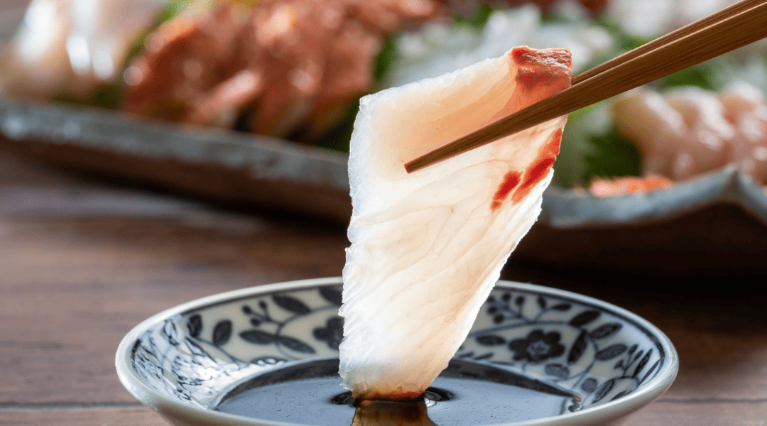 解凍して盛り付けた刺身のある食卓風景